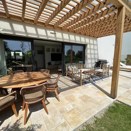 House In With Swimming Pool, Bratislava Villa *